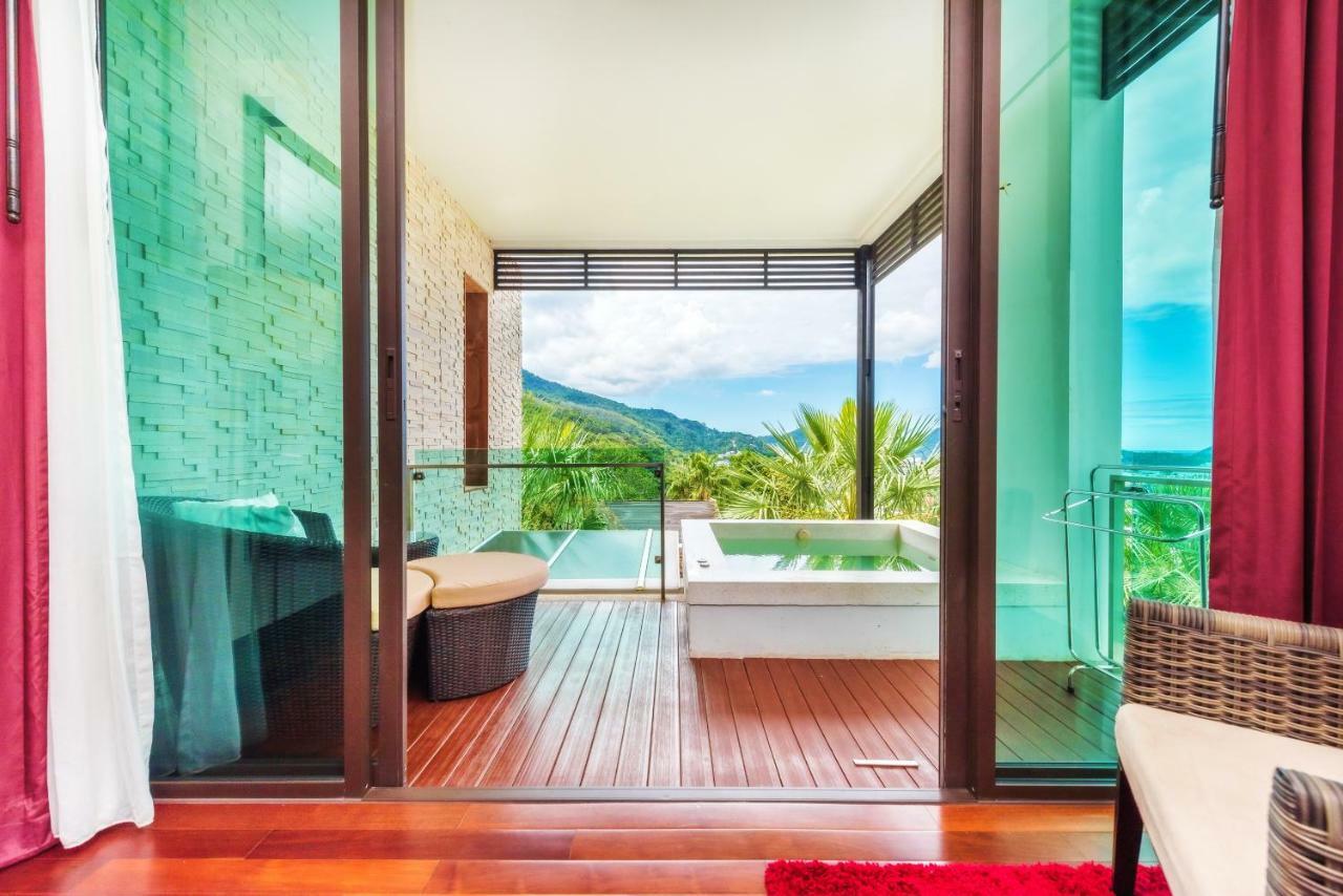 Wyndham Sea Pearl Resort, Phuket Patong Ngoại thất bức ảnh A view of the pool from a guest room